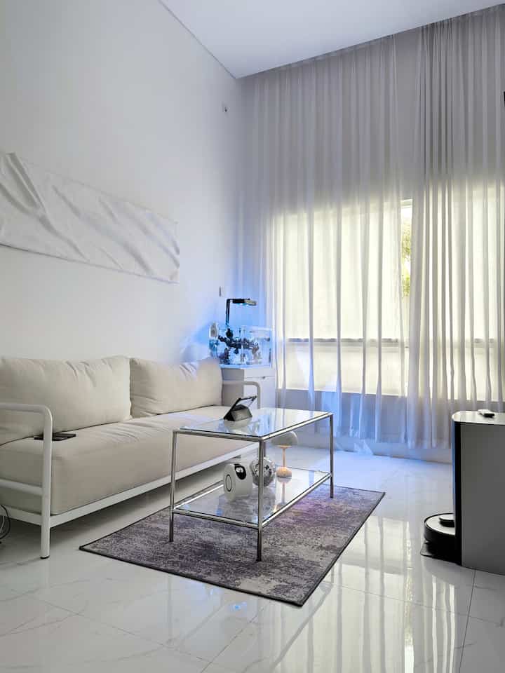 NEW FURNITURE 
-
Kita mendekor living room dengan furnitur baru salah satunya dengan karpet bermotif abstrack membuat kesan modern , dan meja stainless steel yang diberi kaca membuat kesan futuristik dan minimalist , ini penampakan ketika siang hari , banyak cahaya yang masuk sehingga kita tidak perlu menggunakan daya listrik kecuali untuk aquarium air laut ( reef tank ) 


#livingroom #homedecor #home #minimalist #white #homestagram #homecafe #72sqm #rumahidaman #angkahouse 