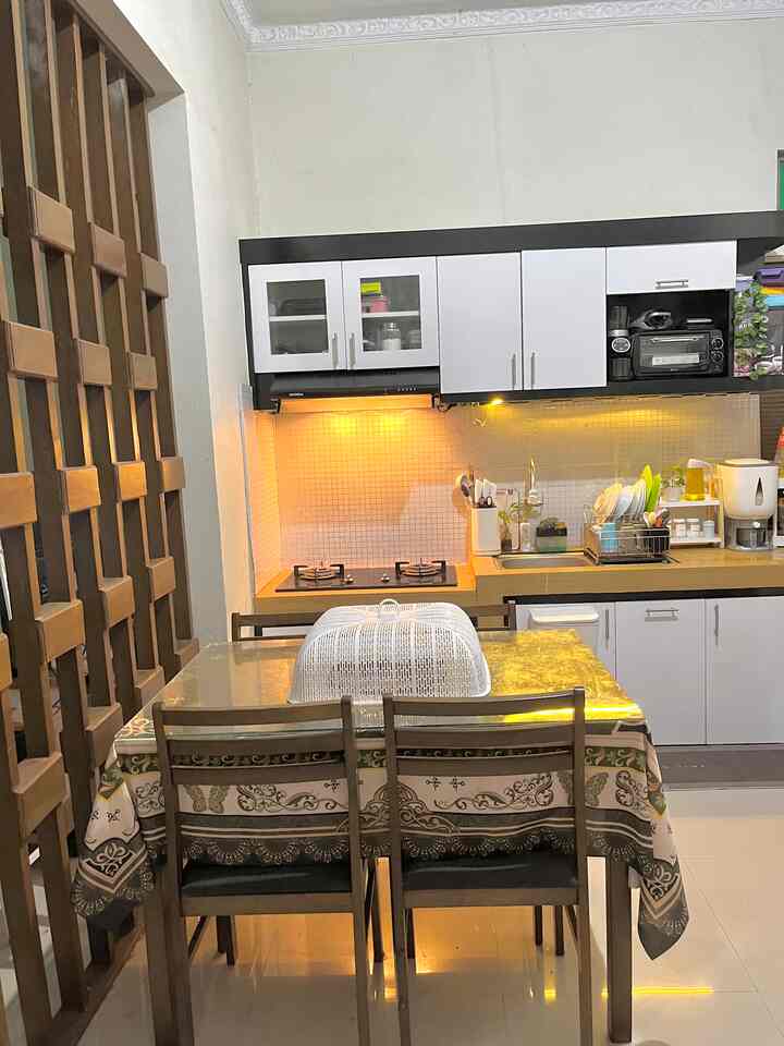 Dining room dirumah kami jadi satu dengan dapur tepatnya didepan kompor karena selain tempatnya minimalist jadi lebih gampang dan efisien menaruh makanan jika selesai masak dimeja makan apalagi saat puasa seperti ini jadi lebih nyaman dan terjangkau saat berbuka dengan keluarga.☺️


# StylingRuangMakan
#DiningRoomStyling
#InspirasiRuangMakan
#RuangMakanMinimalist
#DekorasiRuangMakan