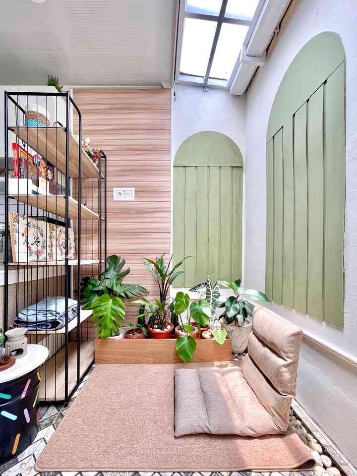 Assalamualaikum tetangga online.. bener-bener yaa.. kalau tidak ada weekly challenge dari Ohouse, aku tidak bakal kepikiran bisa punya mini garden dan prayer room di area kitchenku, yg dulunya sudut ini sangat terabaikan 😩
Sebenarnya, ide membuat prayer room ini juga terinspirasi dari postingan para tetangga online terdahulu loh! Wish list aku banget punya prayer room yg ada mini gardennya gitu. Tapi bingung mau renovasi dibagian mana lagi. Berkat rajin lihat inspirasi di Ohouse, akhirnya terciptalah prayer room dadakan ini. Tanamanku yg kemarin terabaikan di teras, sekarang jadi cantik banget disusun di sini. Pelajaran berharhga sekali ya bisa jadi Ambassador Ohouse, dimana kita jadi terus terpacu untuk melihat potensi dari setiap jengkal bagian dari rumah kita. Karena setiap sudut rumah, harusnya memang punya cerita 🥰😍
Big thanks Ohouse, big thanks para tetangga onlineku yang selalu menginspirasi. Wah ini bakal jadi Ramadhan Corner terpaforitku banget nih. Paling cozy baca Quran dan sholat di waktu pagi dan malam di sini. Alhamdulillah.. 🙂😇
#prayerroom #musholah #ruangibadah #ramadhancorner #japandi #kitchendesign #minigarden #openspace