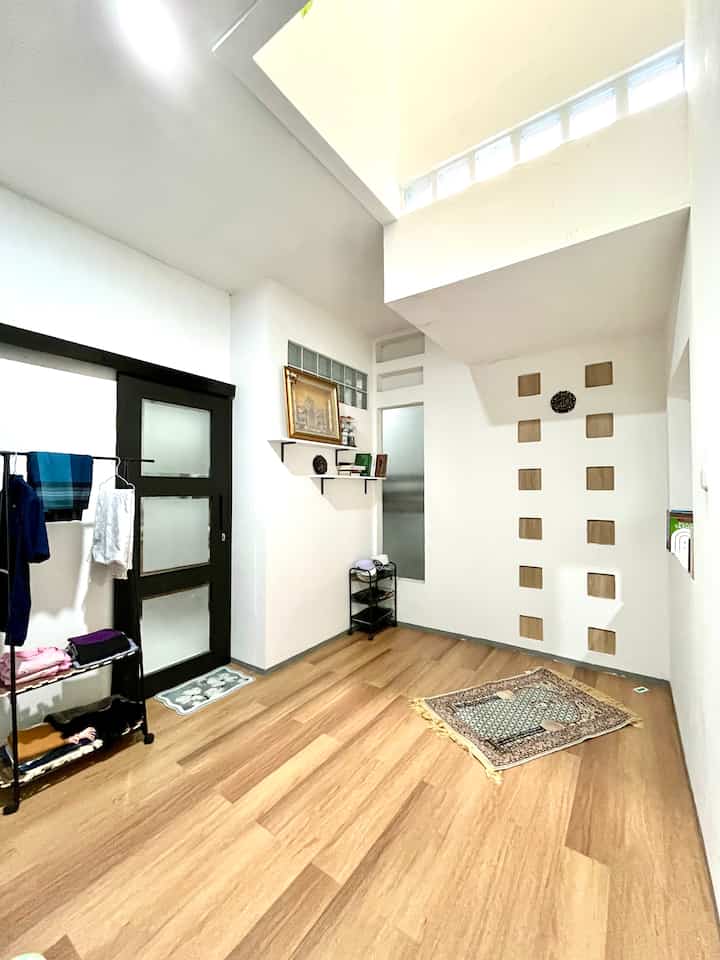 Mushola ✨🕌

Mushola sederhana, asalnya ruangan ini kamar dialihfungsikan jadi mushola karena kami belum memiliki mushola. Mushola ini terletak di samping kamar utama. Akses kemushola ini bisa dari kamar langsung maupun dari ruang keluarga. Disini juga ada area penyimpanan buku-buku islami dan Al-Quran. 

Semoga menginspirasi 😊🫶🏻

#mushola #tempatibadah #inspirasimushola #depok #rumahsecond #rumah4oranganak #rumahtingkat #musholasederhana 