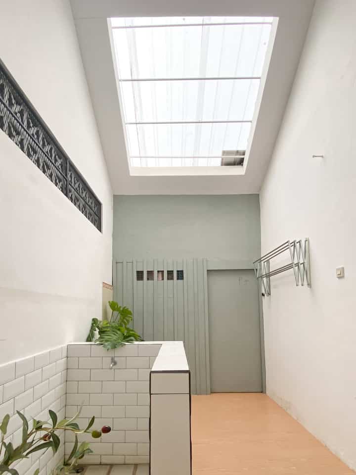 •Area jemur baju dan tempat wudlu•

Dominan palet warna putih pada tembok dan plafon. Untuk lantainya ditutup dengan vinyl untuk menambah kesan clean dan wood. Kami pasang solarflat agar cahaya matahari dapat masuk. Pada tembok warna hijau sisi ujung merupakan pembatas antara gudang dan area jemur ditutup besi holow dan tripleks. 

#areajemur #laundryroom #minimalis #rumahminimalis #inspirasirumah 