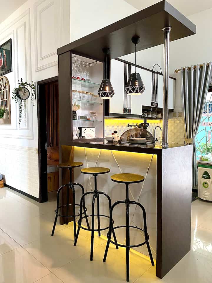 Minibar
Dirumah kami tidak ada diningroom, tapi kita ganti dengan minibar karna menurut ku lebih cocok yaa..
Minibar kami tema nya modern minimalis
Memadukan wrna black n white dengan sentuhan lampu kuning
Disinilah tempat kami sekeluarga makan sekaligus ngopi cantik 🥰

#modernminimalist #stylingruangmakan #diningroomstyling #inspirasiruangmakan #minibar #malang #rumahkavling #rumahcluster