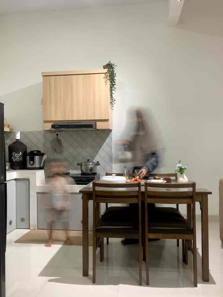 Dining room di antara dapur dan ruang TV ✨

Meja makan simpel yang cukup untuk aku, suami dan 2 anak TK kami. Ukurannya disesuaikan dengan space yang ada dengan posisi di antara dapur dan ruang TV. 
POV : aku lagi seduh teh untuk buka puasa 🫶🏼

#StylingRuangMakan #DiningRoomStyling #InspirasiRuangMakan
#dapurminimalis #ruangmakansimpel #livingroom