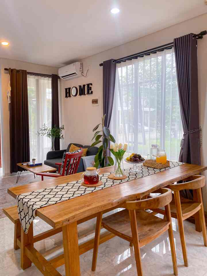Ruang makan  (tempat paling penuh cita rasa)

Karna menggunakan konsep open plan , jadi ruang makan kami menyatu dengan dapur dan ruang tv / ruang keluarga

Untuk meja makan dan kursinya sendiri kami menggunakan kayu jati , kami membeli nya waktu kami sempat tinggal di jepara (waktu penugasan kerja) dan kami memesan nya secara custom

Ini adalah meja makan impian kami , meja makan yang cukup besar dan terbut kayu jati. Dan kursi nya kami menggunakan dua tipe, yaitu tipe modern dan yang satunya tipe bangku papan (yang biasa kami sebut kursi bakso) dan semua juga terbuat dari kayu jati

Ruang makan ini adalah tempat favorite kami , dan ketika ada tamu pun tempat yang sering kami gunakan adalah meja makan ini. Mungkin karna ukuran nya yg besar dan pasti nya tempat makanan tersaji :))

#staylingRuangMakan
#DinningRoomStyling
#InspirasiRuangMakan
#segehouse