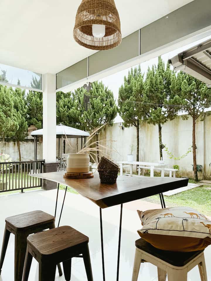 Inspirasi Teras Tempat Bersantai.

Teras halaman belakang ini terhubung dengan area laundry.Kami meletakkan bangku bangku dan meja kayu juga lampu hias untuk penerangan di malam hari.Teras multifungsi untuk tempat bersantai pribadi yang lebih privacy,menikmati udara segar,sekaligus tempat acara ngumpul bersama kerabat.

#InspirasiTerasRumah
#TerasCantik
#TerasDanTaman
#Backyard
#Outdoor
#Vintage