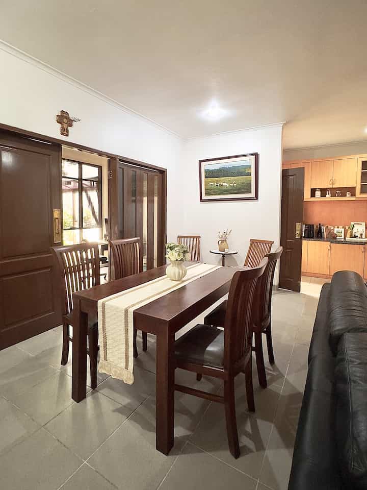• Dining Room •

Sebelum didekor, ruangan ini terasa flat dan boring karena kurangnya cahaya yang masuk dan furniture yang mostly berwarna gelap.
Untuk merubah vibe itu, aku menambahkan dekorasi dengan warna yang kontras.
Hanya dengan menambahkan table runner dan vas bunga saja sudah cukup merubah suasana meja makan ini.
What do you think?

#StylingRuangMakan
#DiningRoomStyling
#InspirasiRuangMakan
#diningroom #ruangmakan #openplandiningroom #openplan #vintagestyle #dekorasiruangmakan #dekorasimeja 
