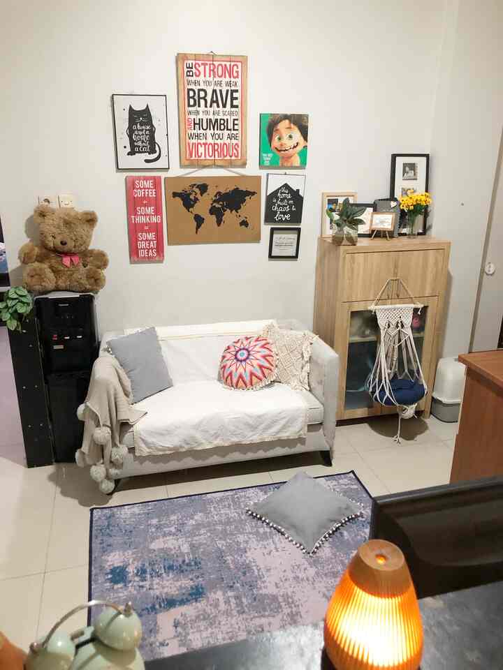 living room aka ruang tengah, buat yang iseng mantengin TV. Biasanya ramai anabuls. Berdimensi sekitar 3x2.5m, awalnya adalah kamar yang kami bongkar supaya dapat bukaan dan udara bisa mengalir. Duduk sambil ngopi, nonton TV dan siap siap tangkep kang Somay lewat karena dari ruangan ini bisa lihat ke jalanan.

Printilan ekonomis banyak di area ini, hasil bergabung bareng O!house lho ☺️

#ruangkeluarga #bohoscandi #decorlowbudget #cozyhome #catlover #inspirasidekor #rumahkecil