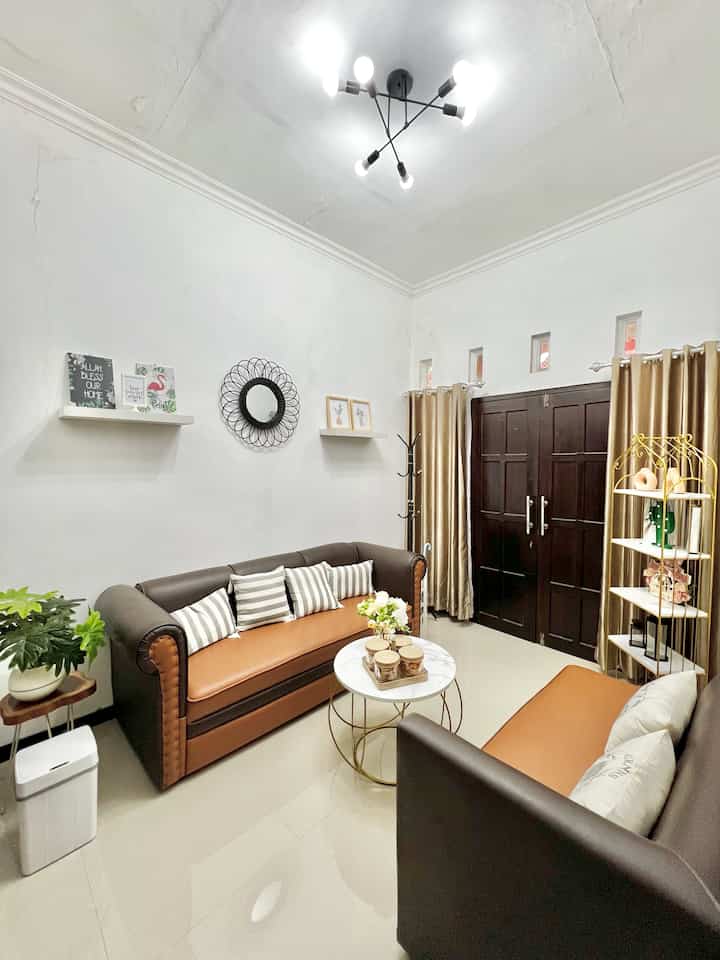 Ruang tamu ini ukuran 3,5 x 3 meter.
Didominasi warna Coklat dan tidak terlalu banyak printilan-printilan supaya tidak terlalu penuh. Hanya ada 2 sofa besar yang mendominasi ruangan ini.



#livingroom #ruangtamu #homedesign #homestagram #ruangserbaguna #livingroomstyling