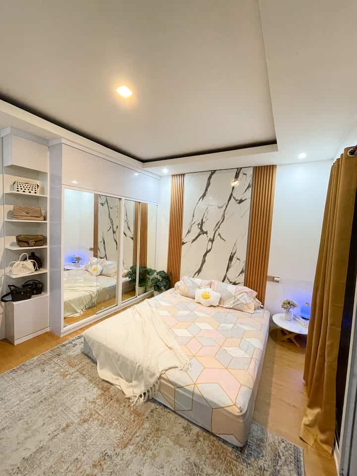 Bedroom Styling vibe 

Kami ingin menciptakan kamar tidur ini seperti kamar hotel yang nyaman bila di tempati,penambahan lampu wrna kuning membuat susasana menjdi hangat 


#bedroomstyling
#kamartidur
#inspirasikamartidur
#kamarutama
#dekorasikamartidur 
#kamartidurhotel 