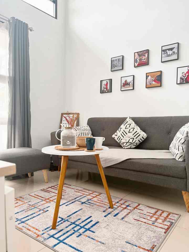 Karena di denty.house belum ada area dinning room, selama bulan ramadhan kami keluarga membuat suasana hangat ketika berbuka puasa di area Living Room.

Tempat ini membuat kami nyaman, selain menyantap makanan disini juga selalu jadi tempat bertukar cerita.

Meja bulat yang aku gunakan ini untuk menyimpan cemilan takjil dan infused water, barang dekoratif yang ada di denty.house mempunyai 1 bowl penyimpanan dengan fungsi yang berbeda.

#StylingRuangTamu #RuangTamuStyling #InspirasiRuangKumpul #AreaKumpulKeluarga #rumahcluster #minimalist #rumahmungil #72m2