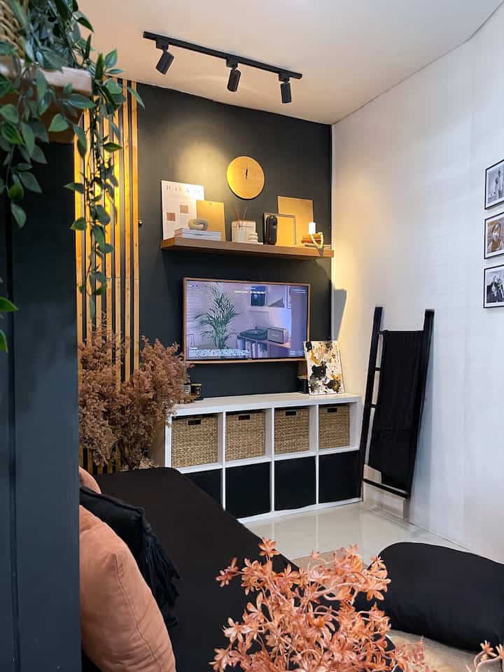 ➖Living Room

Hai tetangga O!House! 
ketemu lagi sama bold living room ini yang baru di bersihin sama OKHOME 😍

Thank you O!House buat O!giftnya yaa 😍🥰
Seneng banget jadi bisa istirahat sebentar, pas udah bersih & rapi tinggal foto deh 😁🩵🖤🤎

#livingroom #ruangkeluarga #ruangtv #ruangfavorit #ruangfavoritkeluarga #ruangtvmungil #smalllivingroom #livingroomdecor #livingroomstyle #livingroominspo #smallhouse #rumahmungil #rumahdeveloper #rumahkecil #warmandbolddecoration 