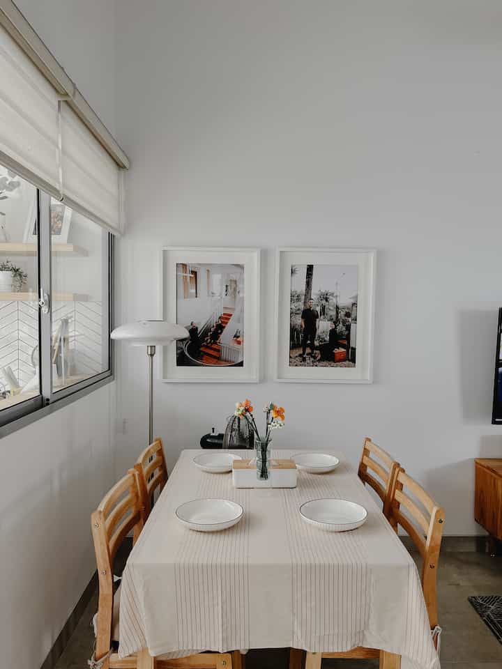 Layout dirumah ini menerapkan konsep open plan dengan menggabungkan fungsi living & dining area. 
Kami memilih ukuran meja makan yang dimensinya sesuai proporsi ruangan dengan luas terbatas tetapi tetap ergonomis dan nyaman digunakan.
Untuk pemanis area ini kami memilih table runner / taplak sesuai dengan tema living & dining dan diberi pajangan vas bunga.

#StylingRuangMakan #DiningRoomStyling #InspirasiRuangMakan #rumahmungil #scandinavian #minimalis #DiningRoomInspo