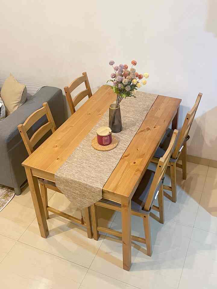 Pilihan meja makan dengan 4 kursi berbahan kayu dengan ukuran yang tidak cukup besar, dibalut model dan warna yang antik berhasil mempercantik ruang makan kami yang menyatu dengan dapur dan living room karena konsep open plan dirumah kami. 

#StylingRuangMakan
#DiningRoomStyling
#InspirasiRuangMakan
#Minimalis
#49m2
#TinyHouse
#Rumahmungil
#Decorlowbudget
#Homedeco