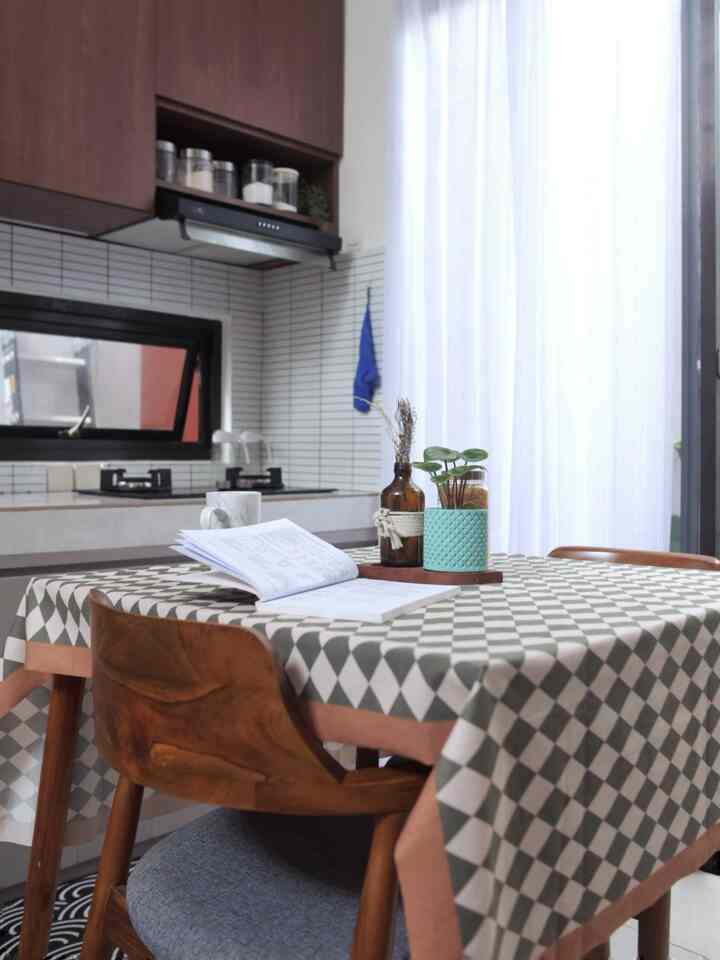Karena area open space di Daśa Cavana cukup mungil, maka aku menata meja makan yang menyatu dengan dapur dan juga ruang keluarga. Meskipun bisa dibilang area ini lebih sering buat ngemil daripada buat makan besar. Cukup untuk teman-teman yang tinggal sendirian maupun keluarga kecil! 🫶

Dengan lahan terbatas, aku tetap memberikan taman kecil yang langsung menjadi pemandangan area makan dan aku memaksimalkan udara langsung dari luar. No “sumpek-sumpek” club! 

#StylingRuangMakan #DiningRoomStyling #InspirasiRuangMakan #tipe36 #tinydiningroom #tinyhouse #industrial #tropicalindustrial #decorlowbudget #rumahmungil #36m2 #livealone 