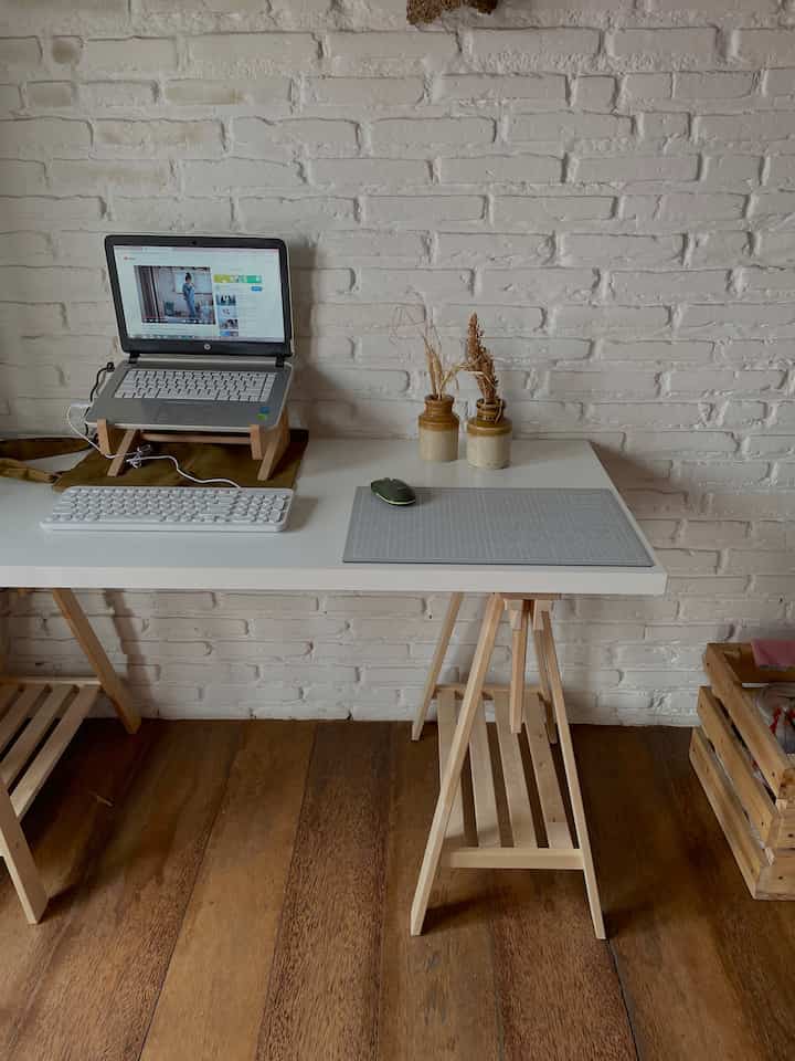 Ruang kerja yang masih polos, pencahayaan di ruang ini cukup bagus membuat mood bekerja selalu semangat. Perpaduan lantai kayu kelapa dan meja ikea ini jadi lebih menarik. Tambahan pernak pernik jadul dan modern menjadikan ruangan ini lebih manis.
#midcentury
#workdesk
#deskstyle
#malang
#etnik 