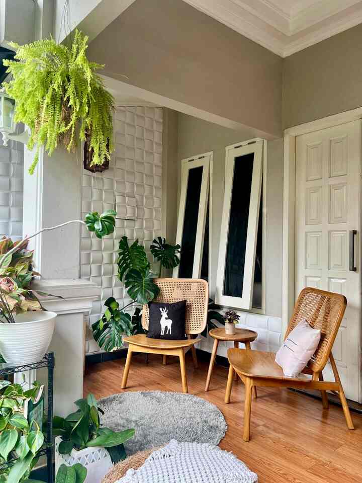 𝗞𝗮𝗹𝗮𝘂 𝗧𝗲𝗿𝗮𝘀 𝗸𝗲𝗸 𝗴𝗶𝗻𝗶, 𝗸𝗮𝗺𝘂 𝘀𝘂𝗸𝗮𝗸 𝗴𝗮𝗸??
.
Ini teras rumahku, yang sudah bertransformasi 5x 😂.
Ini transformasi ke-4, yg ke-5 yang sekarang dan akan transformasi ke-6 🫣😃.
Back to nature selalu aku aplikasikan di rumahku, alasannya supaya lebih nyaman dan terlihat estetik aja. 
.
Gimana caranya supaya estetik? 
1. Cintai kebersihan dan Kerapihan
2. Tempet lantai atau ubin dengan lantai vinyl motif kayu
3. Pilih kursi teras set kayu, aku pilih kayu jati
4. Beri tumbuhan2 hias asli
5. Dinding aku beri wallpanel PVC putih
6. Tambahkan karpet bila perlu

#terasrumah #halamanrumah #furniturejati #kupinggajah #kaktuskoboi #terasestetik #karpet #karpetbulu #cushioncover #sarungbantal
