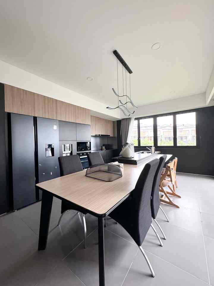 Welcome to our dining room!😍

Meja makan dirumah kami ini menyatu dengan kitchen island. Jadi kesannya panjang dan lebar. Tidak banyak barang perintil dimeja makan kami karena makanan cemilan kami masukan ke dalam kabinet. 

Colokan listrik ternyata penting lhoo untuk disediakan didekat meja makan. 

 #StylingRuangMakan  #DiningRoomStyling
#InspirasiRuangMakan

