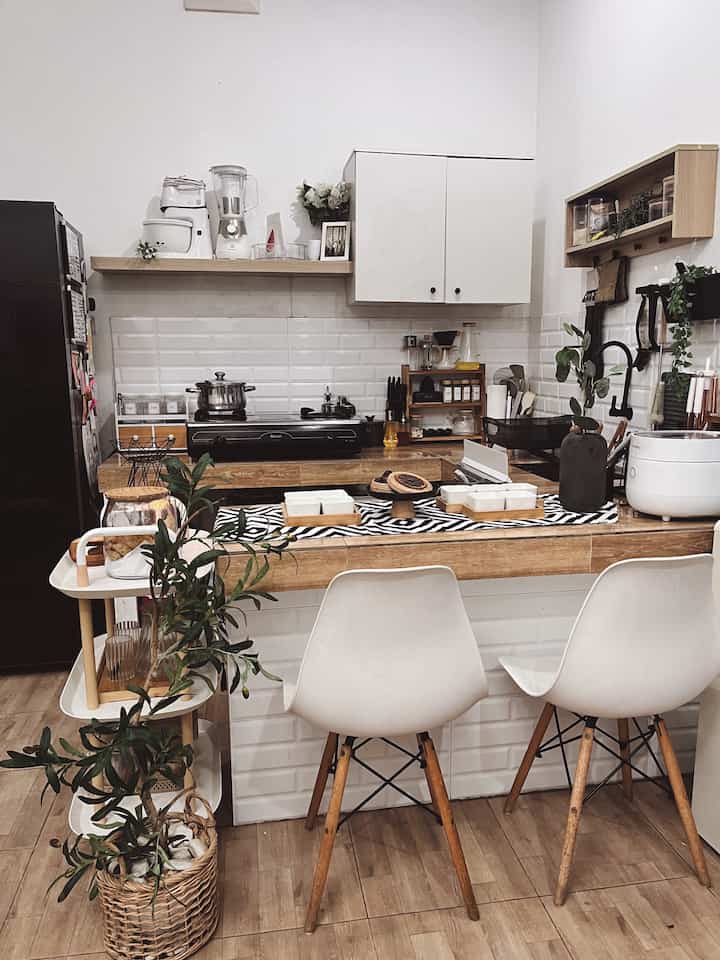 ✨ Kitchen & Dining Room 
Jadi karena luas area terbatas, meja dapur ini juga berfungsi sebagai area makan. Ukurannya masih cukup untuk makan 2 orang dewasa dan 1 anak.
Untuk area penyimpanan makanan, biasanya kami simpan di trolley agar lebih leluasa saat makan. Saat Ramadhan seperti ini, kami suka menghiasnya dengan lentera2 & tidak lupa menggunakan food tray sebagai wadah takjil dan kurma.
Untuk saat ini space ini masih mencukupi untuk keluarga kecil kami.
#StylingRuangMakan
#DiningRoomStyling
#InspirasiRuangMakan