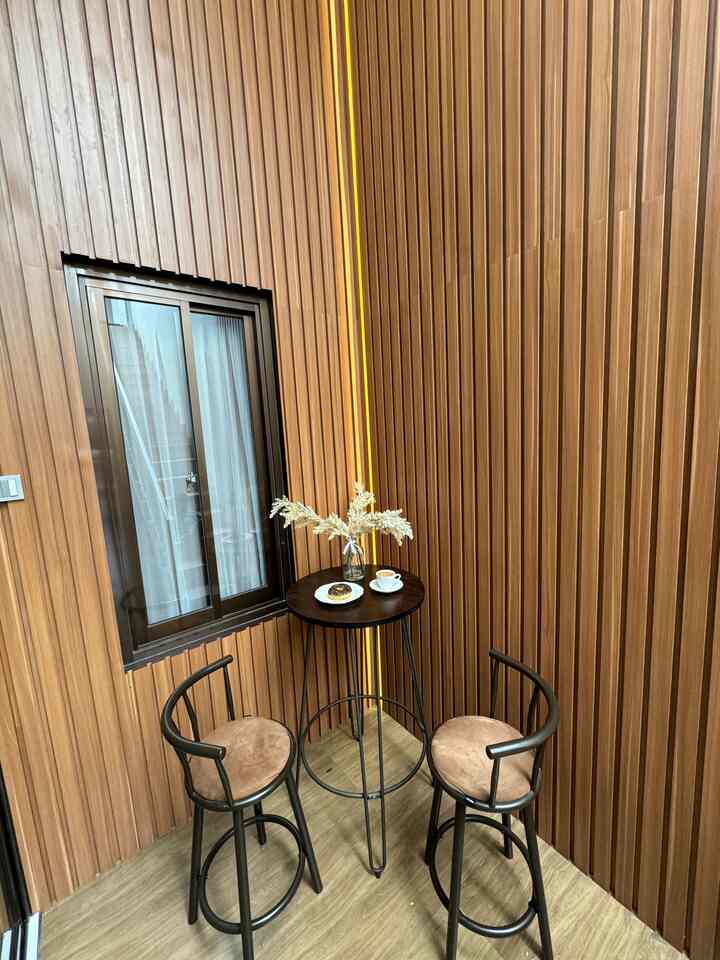 おはようございます、、、このミニマルなコーナーはカフェのようにデザインされており、美しいコーヒースペースです...狭いながらも、ミスアと一緒にコーヒーを飲んだり、お茶を飲みながらおしゃべりしたりするには快適です...インスピレーションになれば幸いです 🙂

#spotkece #cofeebar #mejacafe #ngopicantik #japandi