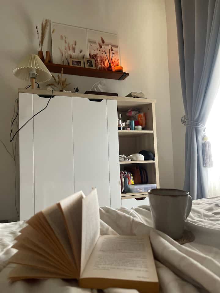 This time I chose to post a different part of our bedroom. There's not much that can be placed in this 3x3 room. There is only a bed, and this multifunctional cupboard, which apart from being a cupboard for my husband's clothes, the uncovered shelf is my section for putting skincare, makeup, etc. I thought about putting a dressing table for me, but it seems useless if I rarely use it functionally. It's more like just a set with skincare after showering, and only cosmetics as needed. Previously this was a TV place but after some consideration, we moved the TV outside. So this cupboard was chosen to be part of our small room.

#warmandcozy #smallbedroom #dekorasikamar #whiteandwood #lemarimultifungsi #walldecor