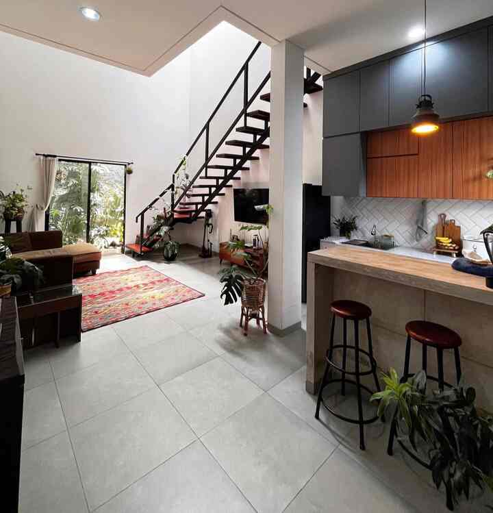 Sebetulnya rumah kami tidak memiliki dining room. Bahkan kami juga tidak memiliki ruang tamu. Jadi dibuat senyaman kami saja.

Untuk makan, biasanya kami suka sembari nonton TV. Ada ritualnya milih film, pakai acara cek cok dulu.😂

Namun kalau sarapan, anak anak menggunakan meja bar. Sembari saya sibuk menyiapkan bekal makan siang dan snack mereka.

Begitulah nasib rumah lahan terbatas. Harus memilih prioritas ruangan yang digunakan.
Semoga bisa menjadi inspirasi yaa

#diningroomstyling #StylingRuangMakan #inspirasiruangmakan #dapurmungil #dapurindustrial #rumahindustrial #tanamanindoor