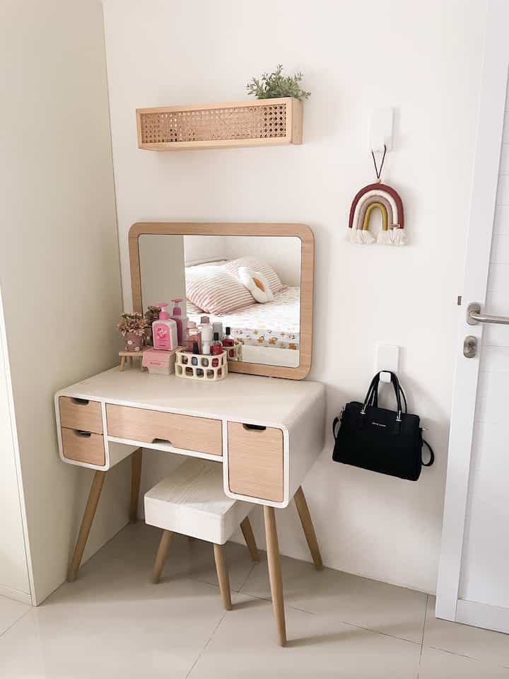 Girl’s area 🧕🏼
Salah satu spot favoritku, soalnya aku bisa naruh perintilan warna pink disini 💕
Sengaja pilih meja rias korean style gini karena emang desainnya cakep, setuju ngga ??

#bedroom #koreanstyle #minimalist #mejarias #inspirasimejarias #kamarmungil