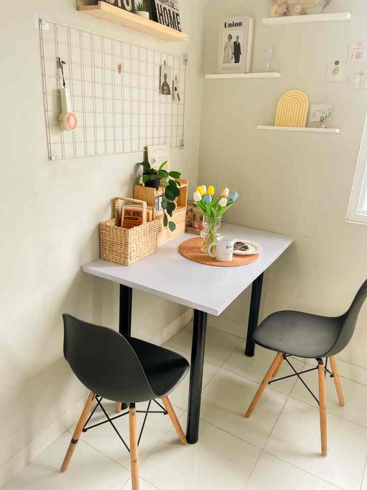 Disinilah aku dan pasangan menghabiskan waktu untuk makan, diskusi, dan sekedar mengobrol. Mungkin memang dining room ini belum semewah seperti yang lain tapi di meja makan ini semua perasaan dan keluhan sering dituntaskan bersama, disitulah kemewahan ruangan ini terletak. Diruangan kecil ini aku hanya meletakkan satu meja makan dan dua kursi untuk aku dan pasanganku, doakan saja ada kursi kecil yang menyusul diantara meja makan ini.
Sebagai hiasan dekorasi aku meletakkan beberapa perintilan, seperti laci kayu sebagai aksen pemanis sekaligus pajangan kecil seperti jam, tanaman artificial, dll. Sehingga ruang makan sederhana ini masih terlihat enak dipandang dan nyaman disinggahi setiap waktu. Aku meletakkan bunga tulip dengan bermacam warna di dalam vas bening agar meja makan ini terlihat manis dan cantik. 
Ruangan ini terletak di dekat jendela sehingga ketika siang hari atau pagi hari sinar matahari menyimbah langsung ke ruangan ini. Ya begitulah cerita ku tentang ruangan mungilku ini, walau mungil tapi selalu terasa hangat. Semoga ada saja nanti yang terinspirasi dengan dekorasi ruangan mungil ini✨

#StylingRuangMakan
#DiningRoomStyling
#InspirasiRuangMakan
#RuangMakanMinimalis
#JapandiStyle