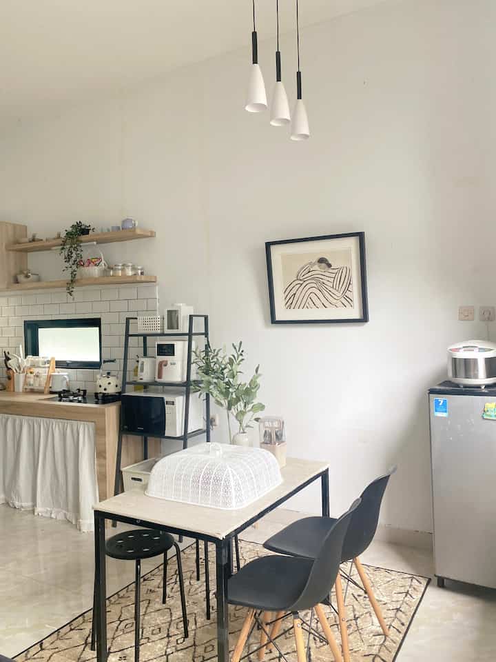 Ini adalah ruang makan dirumah kami, tidak besar tapi jadi tempat berkumpul bersama keluarga kecilku. Disini tempat kita makan saur dan berbuka puasa. Ada jendela yg menghubungkan ke mini bar di luar, membuat ruangan terasa lebih sejuk terkena angin dari luar kalau jendelanya dibuka.
Rumahku sederhana, kecil dan lahan terbatas. Tapi sedikit demi sedikit kita hias ruangan dengan tertata rapih agar kami nyaman dirumah.
#stylingruangmakan
#diningroomstyling
#inspirasiruangmakan
#ruangmakanminimalis
#ruangmakansederhana
#diningroomminimalis