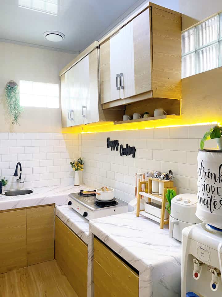 Di ruangan ini adalah tempat aku banyak menghabiskan waktu khususnya untuk menyiapkan makanan untuk kami makan bersama. 
Walaupun ruangan ini hanya segaris, tetapi kami tetap harus buat nyaman versi kami berdua. Nyaman bagi kami adalah tidak banyak barang agar ruangan ini tidak terkesan makin sempit.
Dan juga kami menambahkan sedikit tanaman artificial agar ruangan ini sedikit terkesan lebih hidup. Begitulah cara kami membuat dapur sempit ini agar tetap nyaman ✨

#StylingDapur #KitchenStyling #InspirasiDapur #dapurmungil #dapursegaris #rumahdibekasi #rumahdarabayu #rumahmungil 
