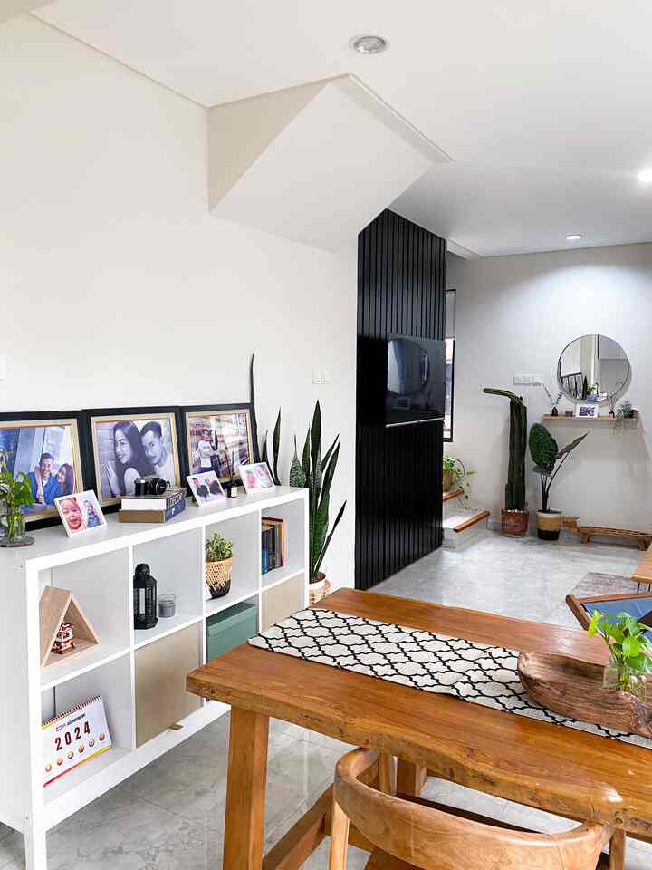Open plan (tanpa sekat tanpa batas)

Ini area dengan konsep open plan , setiap ruang nya tanpa sekat tanpa batan menjadi satu kesatuan , ini juga di karenakan lahan yang terbatas jadi konsep open plan sangat cocok di terapkan di rumah kami

Salah satu best buy kami di bulan desember 2023 pada akhir tahun , kami memutuskan mengunakan rak penyimpanan , awal nya sudut pada dinding deket meja makan kami kosong (seperti pada slide terakhir)

 Perjalanan menempati dan mengisi rumah kami di 5 bulan berjalan ini sangat menyenangkan dan setiap proses nya memiliki banyak cerita .

Semoga dekepan nya setiap sudut nya dapat terisi dan dan menginspirasi 

#openplan
#openplankonsep
#rakpenyimpanan
#segehouse
#inspirasirumahminimalis