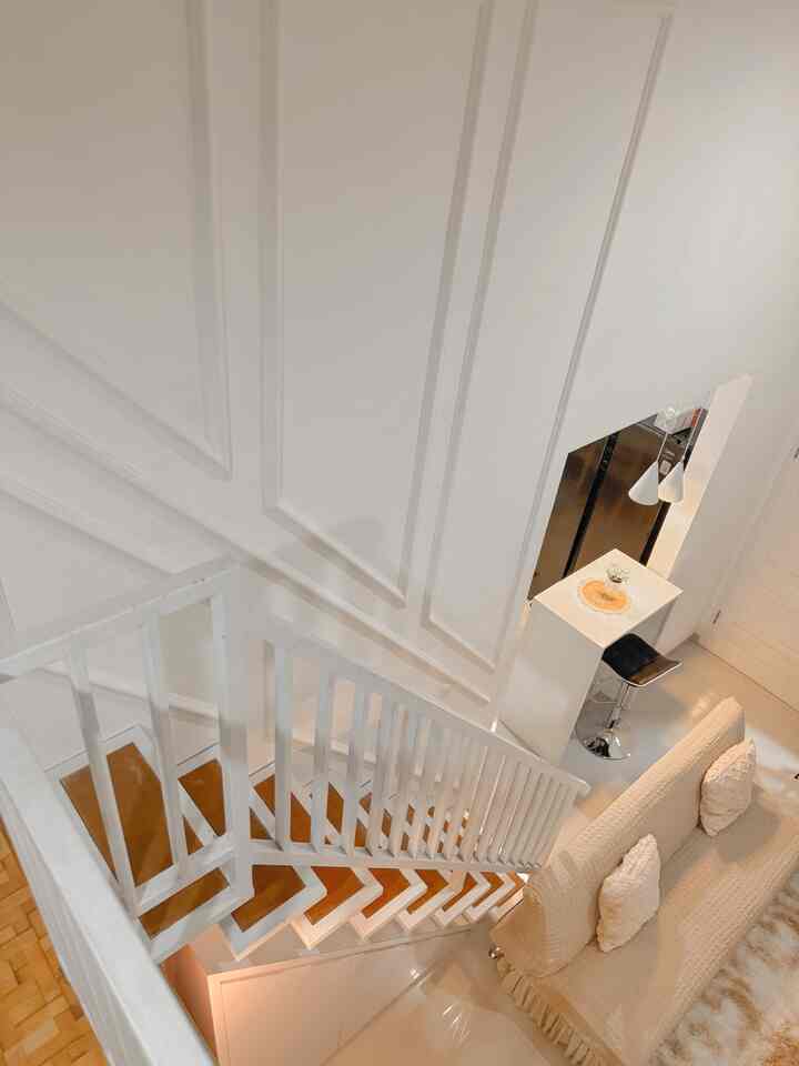 •Area tangga mezzanine 🤎
Walaupun rumah ini tidak besar, dengan adanya mezzanine di atasnya bisa ada tambahan ruangan, bahkan bisa mendapatkan banyak ruangan 🫶
Ruang kerja - ruang santai/ ruang serbaguna - balkon 😚🤍
Nah melalui tangga besi ini akses kita menuju lantai mezzanine mungil 🫶 

#rumahmezzanine #tanggarumah #areamasuk #areatangga #rumahminimalis #inspirasirumah #homeinspo