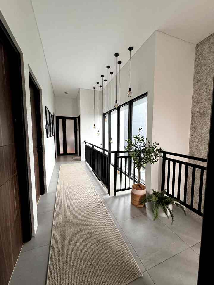 Area void atau hallway yang memang sedikit memaksa 

Dibuat ada void agar udara bebas masuk dan cahaya matahari melimpah

#bumitimi #void #hallway #runnerrugs #lampugantung #iderumahundustrial