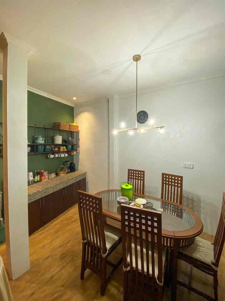 Ruang Makan Tempat Berkumpulnya Seluruh Keluarga

Momen berbuka puasa adalah waktu dimana seluruh keluarga berkumpul. Dikarenakan anggota keluargaku banyak, maka area ruang makan ini didominasi oleh meja makan yg lebar dan dekorasi yg minimalis agar memberikan ruang gerak yg besar. Karena jika adikku yg kuliah sudah pulang dan keluarga kecil kakakku ikut berbuka bersama, maka akan ada space tambahan untuk kursi.

Untuk styling ruang makan ini bermain di lampu gantung bergaya nordic dengan pencahyaan putih. Pencahayaan putih ku pilih agar warna lampu tidak mengganggu warna makanan. Sedangkan untuk area pantry aku menggunakan lampu downlight dengan warna hangat yang dipadukan dengan dinding berwarna classic green.

#StylingRuangMakan #DinningRoomStyling #InspirasiRuangMakan #DinningRoom #Bekasi #Contemporary #minimalis #familyhouse