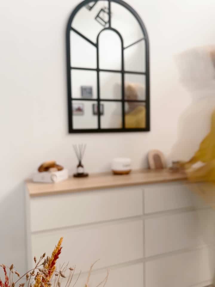 Spot Favoritnya denty.house nih✨

yang jadi spot favoritenya itu karna ada kaca! yap selain jadi area transit ketika akan berpergian, area ini juga bikin relax karna di hadirkannya reed diffuser.

sehingga ruangan akan tersentuh aroma yg di sediakan ketika kena hembusan angin.
Selain aromanya bikin relax penataan ala japandi dengan sentuhan white n wood nya dapet banget untuk area ini.

#japandistyle #cozycorner #spotfavorit #rumahcluster #bandung #cimahi #decorlowbudget #72m2 #rumahmungil