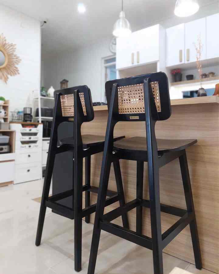Minibar

Di rumah ini ga dinning room kenapa? Karna memang di rumah sebelumnya punya meja makan tapi cuma jadi pajangan. Kami lebih seneng lesehan.
Makanya skrg kami cuma bikin mini bar ini alhamdulillah lebih bermanfaat. 
.
Pemilihan mini bar ini salah satu cara meminimalisir furniture yg ada di rumah kami. 

#stylingruangmakan #dinningroomstyling #inspirasiruangmakan #scandinavian #scandinavianstyle #rumahdeveloper #rumahmungil 