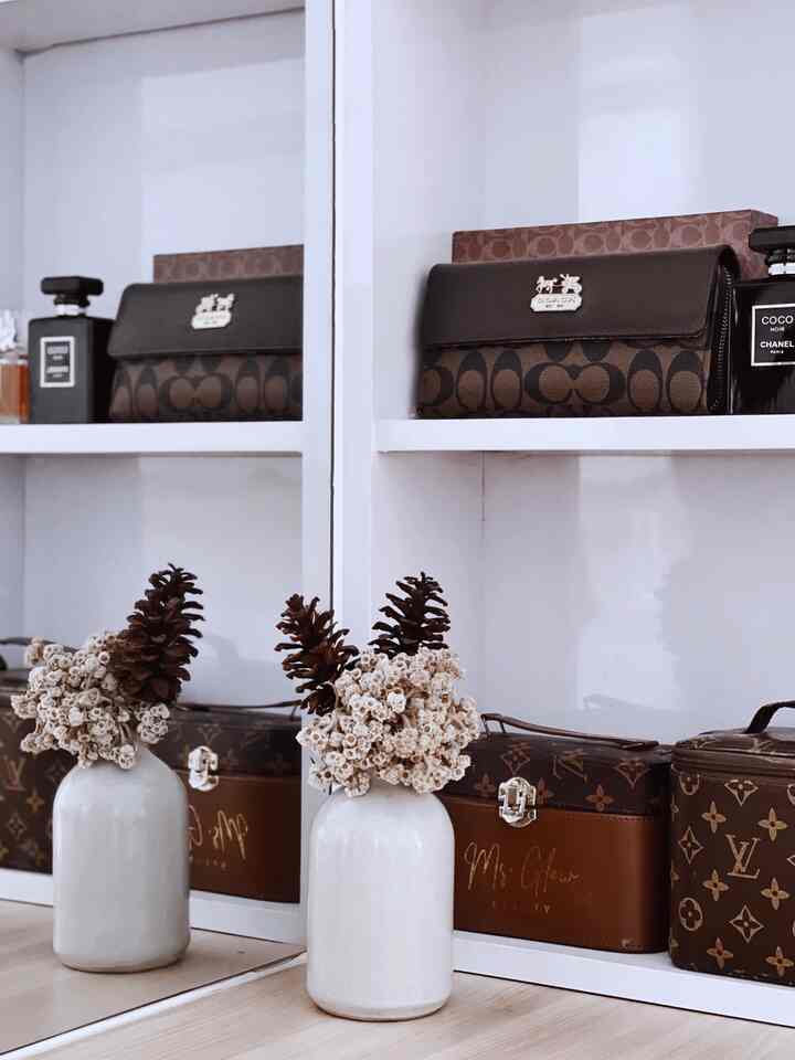 Meja rias minimalis ini salah satu sudut favoritku. Selain untuk meja rias, area ini aku fungsikan juga untuk bag display. Lighting di area meja rias ini menggunakan lampu led strip untuk menambah nuansa warm saat malam hari. Sudut kamarku jadi lebih menarik karna adanya meja rias ini.

#MejaRias
#BagDisplay
#MyFavoriteCorner
#HomeLighting
#JapandiStyle
#RumahMinimalis
 