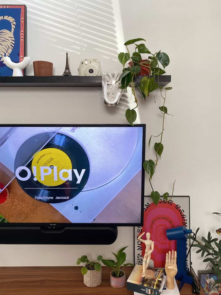 Hai! Ini dia detail area meja TV di Daśa Cavana. Tema di area ini memang lebih colorfull daripada area lainnya. Karena ini adalah area tempat aku mengekspresikan diri. Memang di rumah ini setiap ruangan punya nuansa yang berbeda-beda tergantung mood yang ingin dibangun. Dan mood area ini adalah : Welcome to my happy life! 

#dasacavana #tipe36 #industrial #tropicalindustrial #modernhouse #tinyhouse #rumahmungil #36m2 #livealone #decorlowbudget