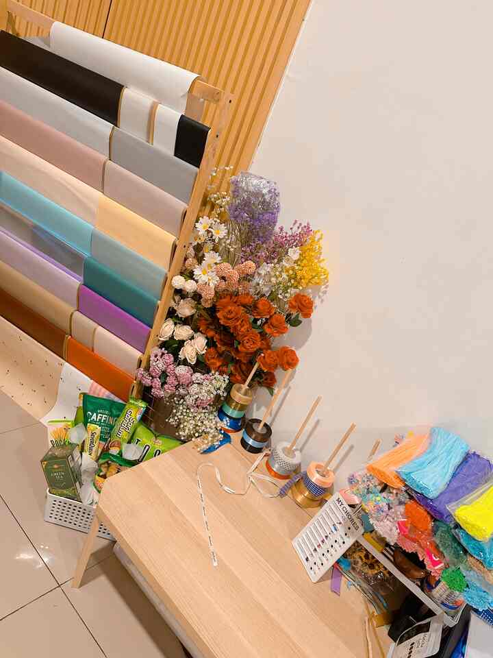 Ruang Kerja Seorang Crafter / Pengrajin Kesenian dan Kerajinan Tangan di ramihouse
Beragam perintilan kerajinan terpampang nyata beserta tata penyimpanan dan ditambahkan dengan ornamen dekorasi agar tampak fun dan semangat dalam suasana kerja berlangsung

#japandi
#scandinavian
#ruangkerja
#craft
#minimalist
#BSD
#jaksel
#garut
#homedecor
