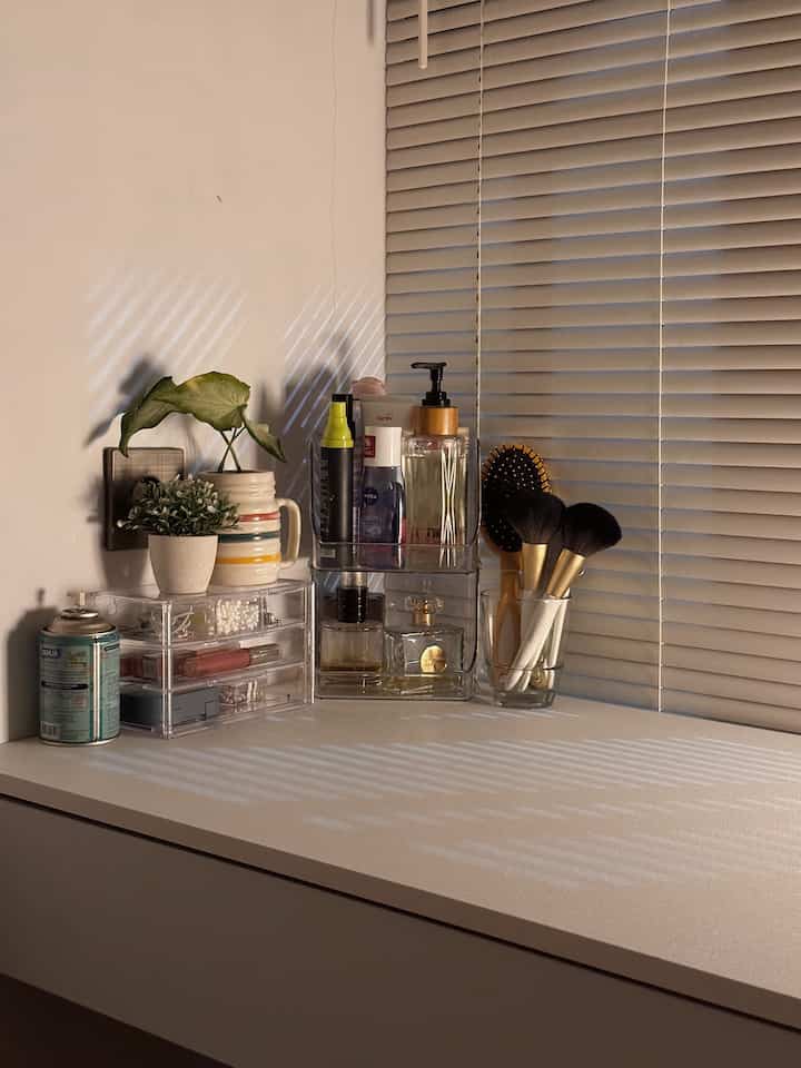 before - after meja rias di kamar.. dekor tipis-tipis hehe
setelah pakai venetian blind, suasana meja rias terasa lebih lega dan rapi..

#StylingKamar #StylingVanityMakeup #Estetik #MidCentury #Aesthetic #Japandi #Minimalis #KamarTidur #MejaRias 