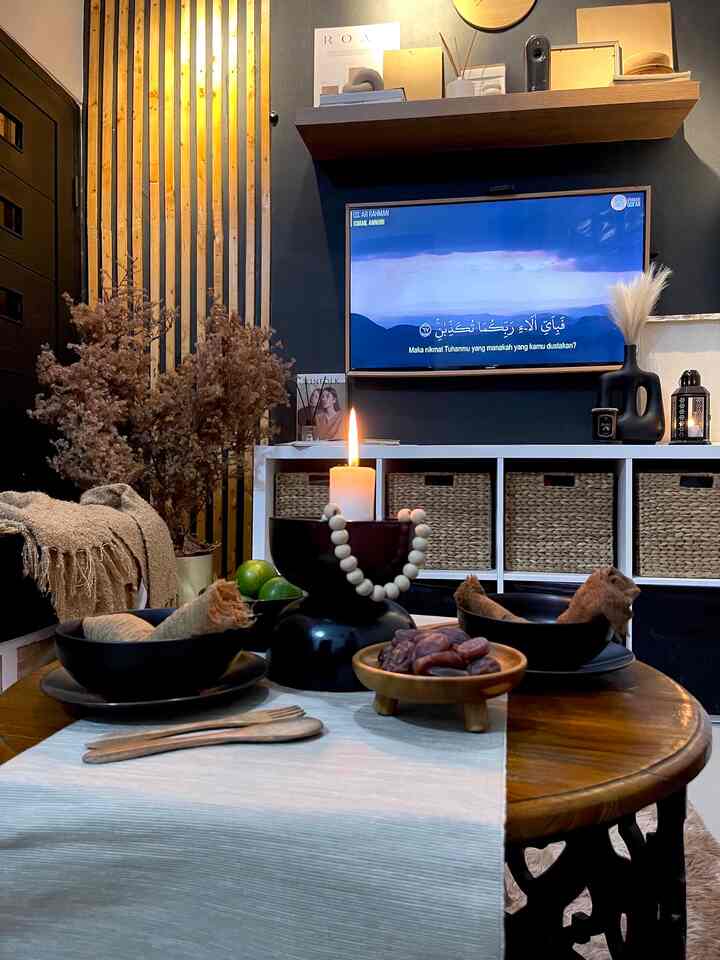 ➖ Dining Area 

Karena rumah kita kecil dan tidak ada space untuk menaruh meja makan, jadi kita memanfaatkan space dan barang yang ada untuk menjadi fungsional.

Apalagi sekarang bulan ramadhan, jadi setiap jam makan sahur dan buka puasa selalu berkumpul di meja bundar di area ruang tv ini.

Selamat menjalankan ibadah puasa tetangga O!House! 😍🤎🖤

#StylingRuangMakan #DiningRoomStyling #InspirasiRuangMakan #AreaMakan #DiningArea #MakanLesehan #Ruangkeluarga #InspirasiRuangKeluarga #DiningTableStyle #RamadhanStyle #RumahMungil #RumahDeveloper #RumahKecil

