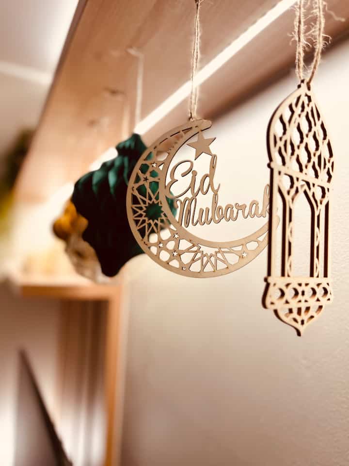 Selalu semangat kalau ada momen penting, karena di Monokuro akan selalu ada decor-time. Kali ini, menyambut bulan suci ramadhan dan idul fitri kami menggunakan ornamen gantungan yang dibuat dari kayu tripleks laser, serta lampion warna hijau dan kuning. Murah lho, namun membuat suasana jadi lebih meriah tapi tetap estetik. Marhaban ya Ramadhan. Selamat menunaikan ibadah puasa :) #japandi #rumahcluster #rumahminimalis #rumahmodern #depok #ramadhan #eidmubarak #idulfitri