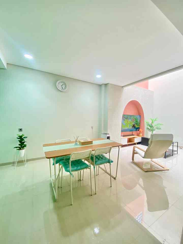 Halo teman Ohouse, Nah kali ini House.of.chel mau share satu ruangan yang pastinya selalu jadi tempat singgah dan berkumpulnya orang rumah selain ruang keluarga adalah ruang makan. 

Ruang makan kami terletak di sebelah ruang keluarga dan dapur. Jika terlihat sepi dibagian tembok , Alasanya karena kami masih belum mau menambah properti tambahan di dinding agar masih terlihat luas. untuk cat tembok ya bernuanaa hijau tosca dan creamy white sama dengan ruang dapur house.of.chel

semoga menginspirasi ❤️

#StylingRuangMakan
#DiningRoomStyling
#inspirasiRuangMakan
#Jakartatimur
#Ramadhan2024