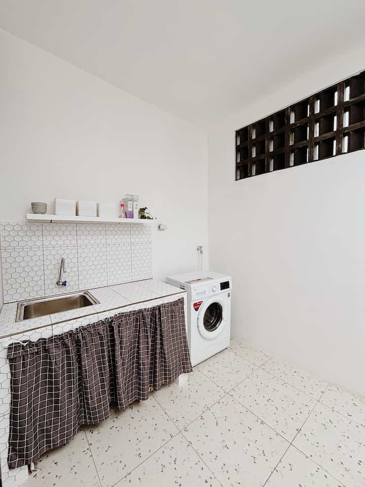 laundry room
-
beberapa bulan lalu kami menambahkan satu ruangan yang menurut kami wajib ada di rumah, yaitu laundry room. masih bingung mau nambahin apa lagi di ruangan ini.
-
tetangga online, boleh kasih saran dong kira2 barang wajib apa sih yang harus ada di laundry room?
#laundryroom
#ruangcucijemur
#idedekorlaundryroom
#simpleroom
#bogor
#stylinglaundryroom
#rumacefour