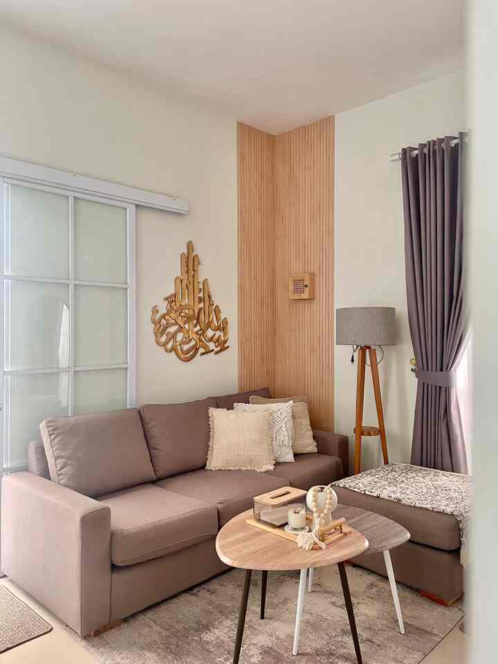 Mengubah wall art dengan kaligrafi dalam rangka menyambut bulan suci Ramadhan. Supaya nuansa islaminya jadi lebih kerasa. Selamat menjalani ibadah puasa teman-teman. Semoga dilancarkan segalanya. Sehat selalu. 🩶

#ramadhanvibes #stylinglivingroom #livingroomestetik #livingroomminimalis #livingroomjapandi