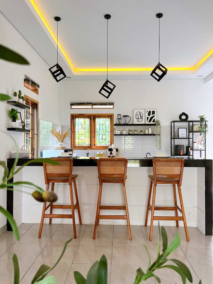 Karna Bumi Gerrd konsepnya open space maka kursi bar kayu jati ini akan langsung terlihat ketika membuka pintu utama. Kursi ini adalah salah satu best buy kami. Perpaduan kayu jati dan rotan membuat kursi ini terlihat lebih manis. Tinggi dari lantai k dudukan kursi 70cm selain d jadikan kursi juga kami kadang jadikan tangga untuk memasang objek objek yang tinggi hehe. Tenang kursi ini sangat kokoh walaupun tinggi jadi tetap merasa aman ketika menggunakannya. Kami mendapat kursi ini dari pengrajin kayu jati di Jepara. Gimana tertarik juga untuk mempunyai furniture kayu jati ???

#BumiGerrd #KursiJati #DekorasiRuangMakan #FurnitureKayuJati #Bandung #RumahOpenSpace