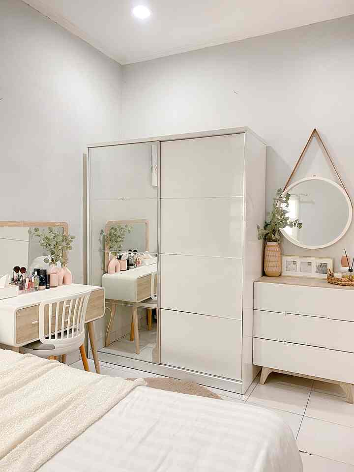 Kamarku lebih ke white and wood, agak beda nih dari ruangan yg lain hihi #kamartidur #kamarutama #dekorasikamar #idekamar #inspirasikamar #kamartidurminimalis #dekorasikamartidur