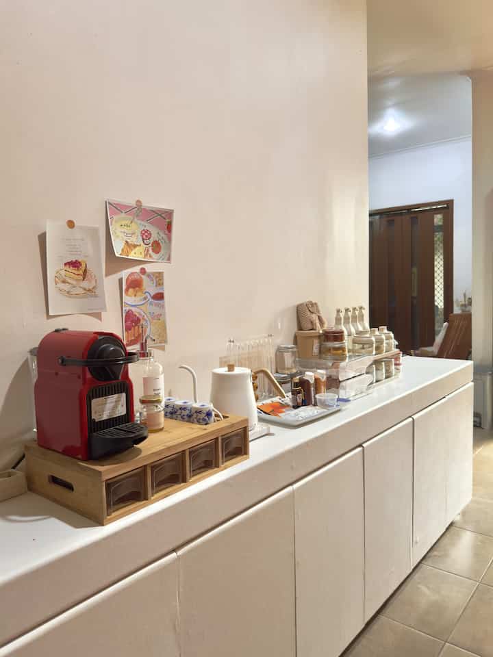 • Coffee & Tea Corner •

Karena hobi ngopi, punya Coffee Corner di rumah adalah salah satu impian.
Kebetulan aku dapet coffee machine sebagai wedding gift, jadi aku manfaatkan untuk bikin mini Coffee & Tea Corner.

Dengan memanfaatkan kabinet yang ada dan memperbaharuinya dengan PVC motif baru, aku membuat Coffee Corner yang sekaligus menjadi pantry area, berhadapan dengan kitchen set untuk mempermudah kegiatan di dapur.

#coffeecorneridea
#coffeeandteacorner
#homecafe #pantryidea
#inspirasipantry #inspirasicoffeecorner
#Dekorasikaferumah 