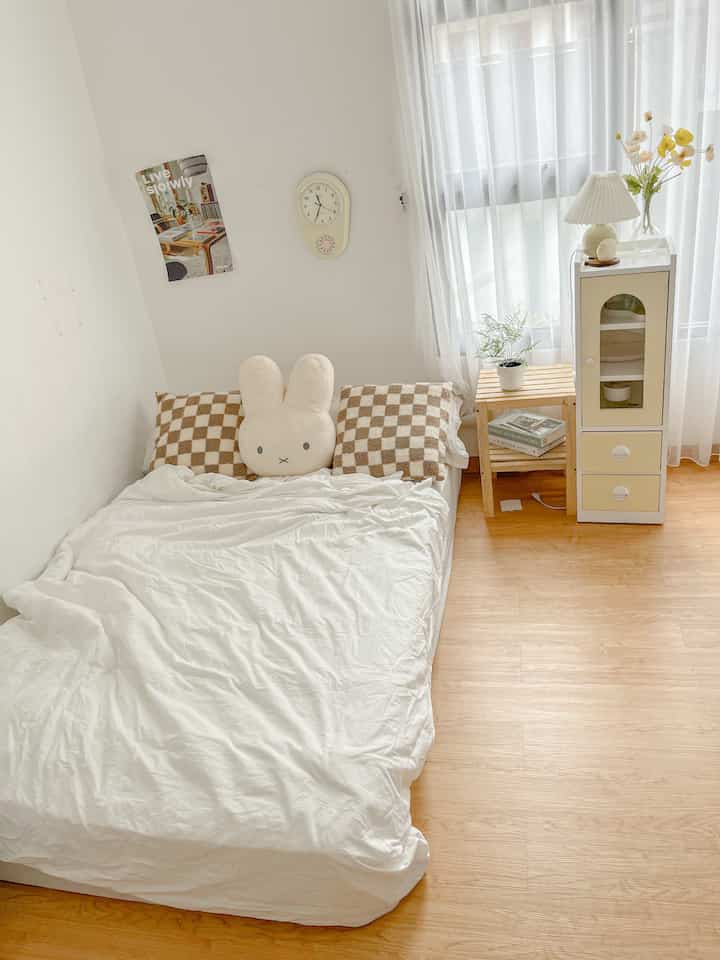 Hai, ini tentang kamar tidur
——
Bagiku kamar itu jadi tempat favorite dirumah, karena aku suka rebahan & suka habisin banyak waktu di tempat ini. 

#rumahkoreanstyle #bedroom #stylingroom #inspirasikamartidur