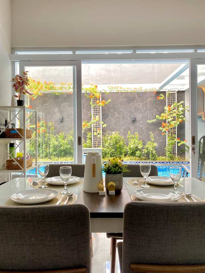 Penampakan dining room saat mendekati waktu berbuka puasa, peralatan makan sudah siap di meja. 
Berhubung dining room dan dining table nya kecil, kami tidak meletakkan serving plate di meja makan, melainkan di dapur, jadi saat mau makan kita bergerak ke dapur mengambil nasi dan lauk pauk lalu makan bersama.

#StylingRuangMakan
#DiningRoomStyling
#InspirasiRuangMakan
#RuangMakanMinimalis
#DiningRoom