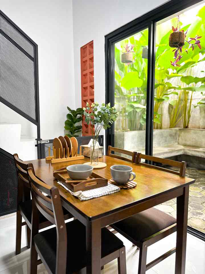 - Dining Area -

Area multifunctional, selain untuk area dining, area ini juga sering kami gunakan untuk meja kerja.

View meja makan yang menghadap ke taman, menghadirkan suasana yang fresh dan cocok untuk work from home. 

#StylingRuangMakan
#DiningRoomStyling
#InspirasiRuangMakan
#Industrial
#RumahDepok
